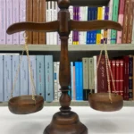 مجسمه ترازو طرح چوب پلی استر