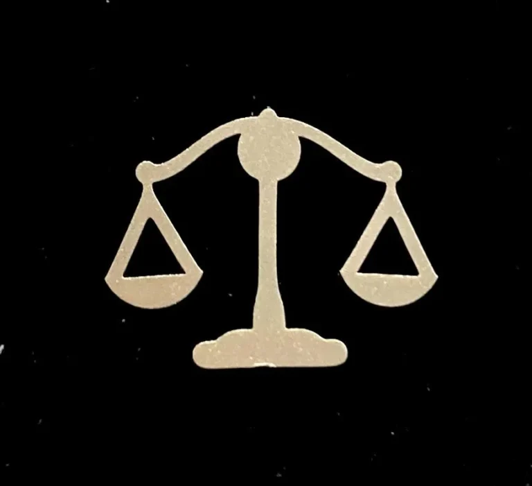 بج سینه ترازوی عدالت - مدل 4